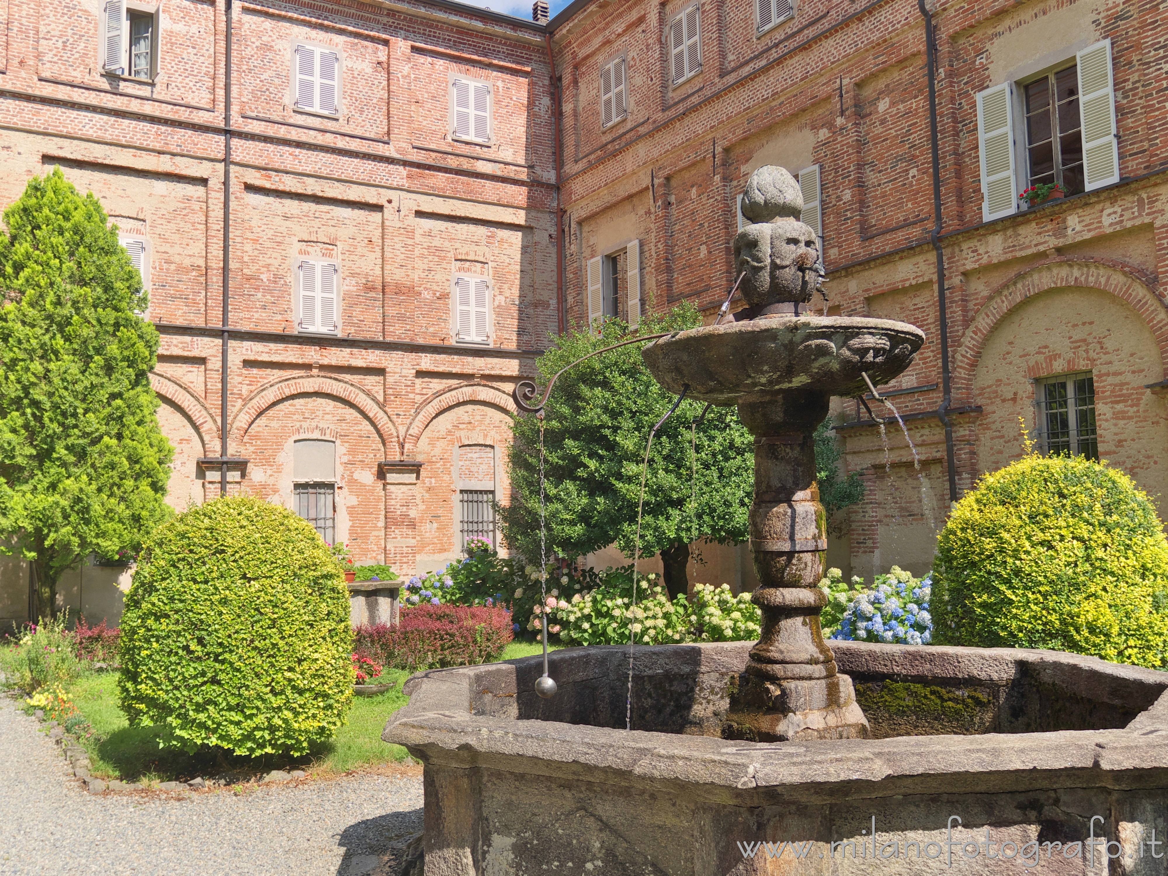 Graglia (Biella) - Burnell e cortile del Santuario della Madonna di Loreto